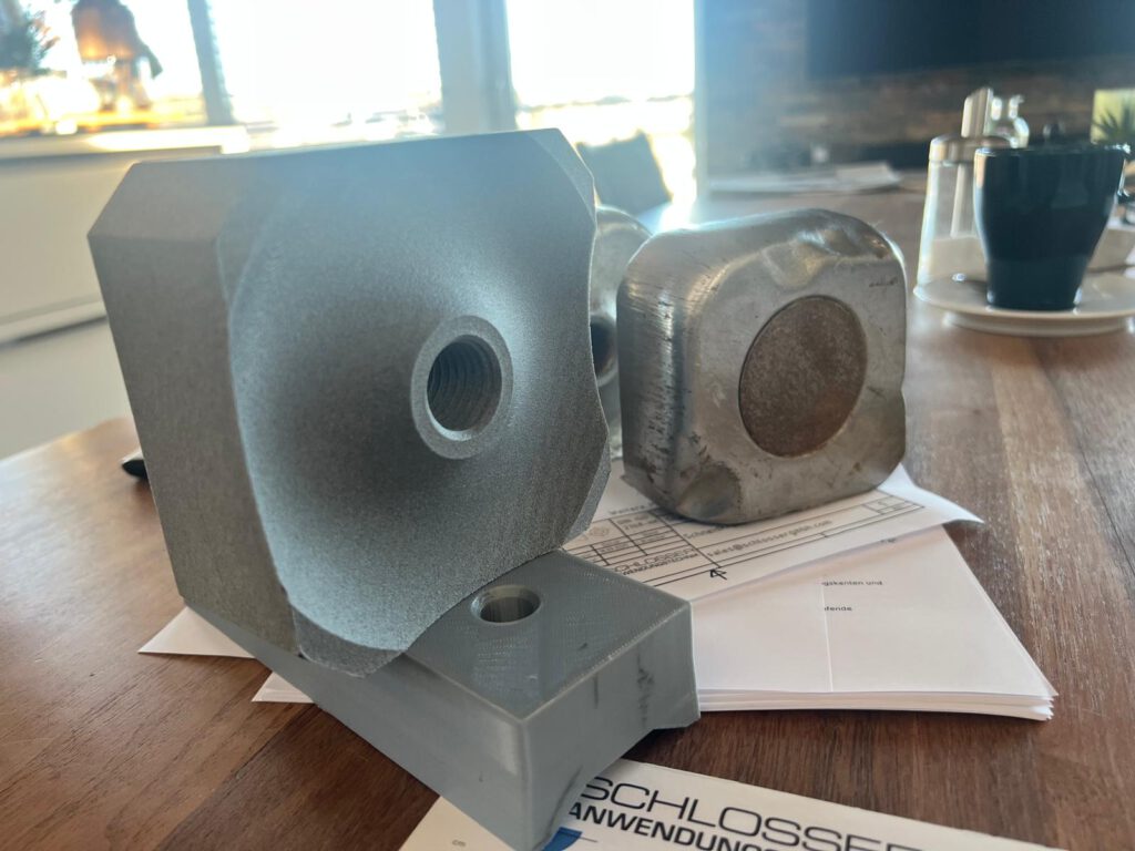 Besprechung an einem Prototyp bei Schlosser Anwendungstechnik
